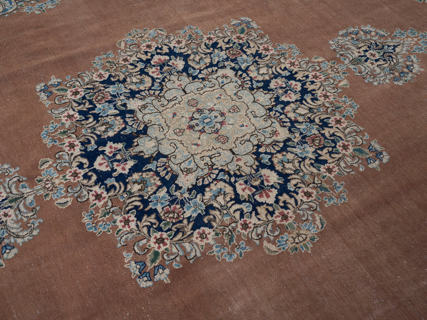 XL204 - 8'11" x 12'7"