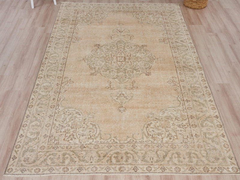 Inayah - 5'5" x 9'2"