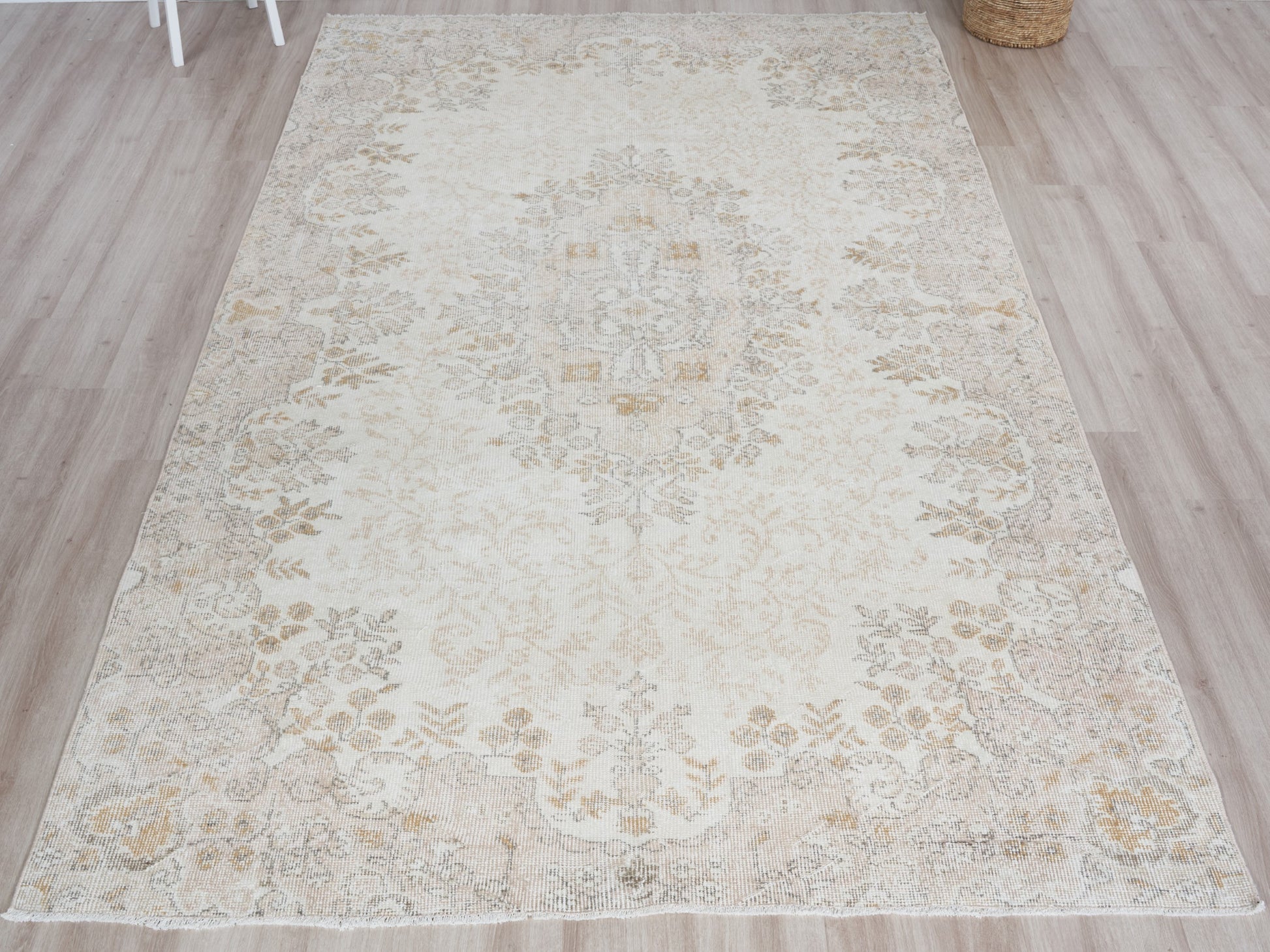 Ruggable 148296 Leyla Cream Vintage 2-1/2' x 7' Indoor/Outdoor