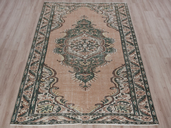 Lucien - 5'1" x 8'2"